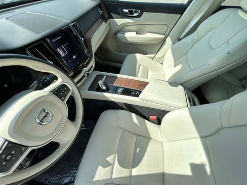 Certified 2022 Volvo XC60 B5 Momentum w/ Advanced Package image 10