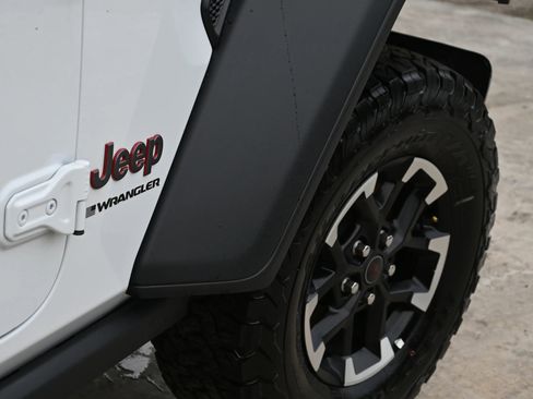 Used 2025 Jeep Wrangler Unlimited Rubicon AWD/4WD image 7