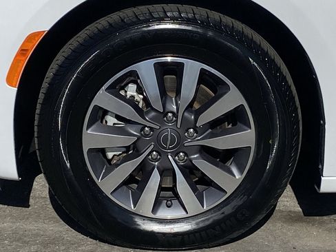Used 2023 Chrysler Pacifica Touring-L FWD image 8