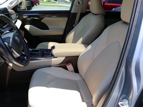 Used 2022 Toyota Highlander Limited FWD image 28