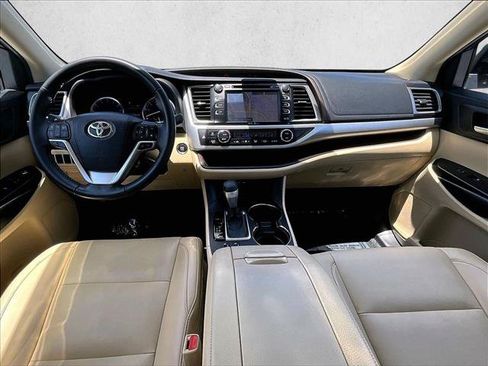 Used 2019 Toyota Highlander XLE FWD image 16