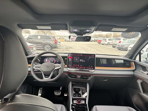 Certified 2025 Volkswagen Tiguan SEL R-Line image 21