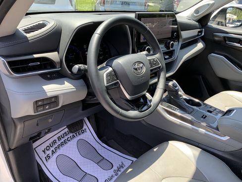 Used 2023 Toyota Highlander Limited FWD image 12
