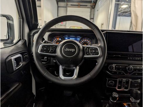Used 2025 Jeep Wrangler Unlimited Sahara AWD/4WD image 11