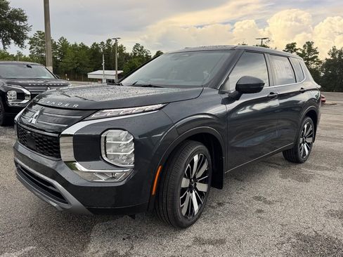 New 2025 Mitsubishi Outlander SE image 3