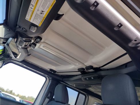 Used 2024 Jeep Wrangler Unlimited Rubicon 4xe w/ Technology Group AWD/4WD image 11