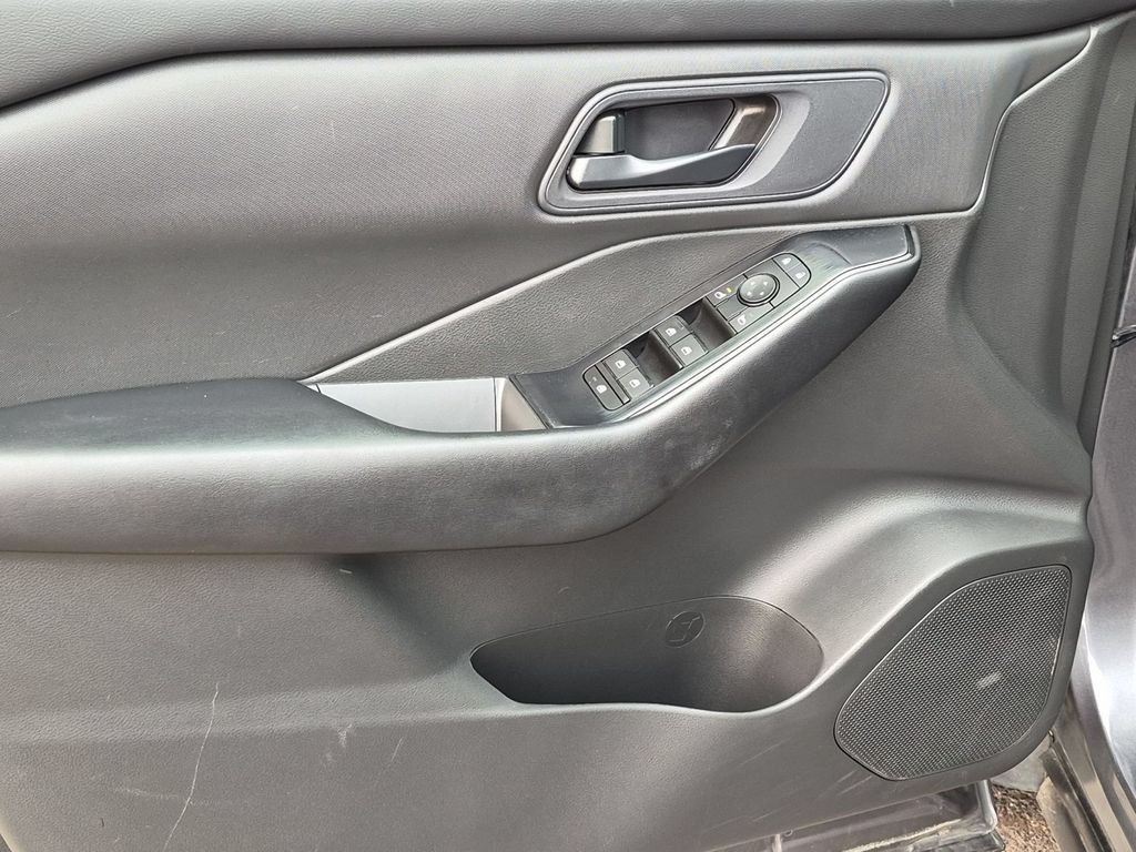 Used 2024 Nissan Rogue S AWD/4WD image 12