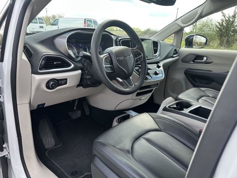 Used 2024 Chrysler Pacifica Touring-L FWD image 21