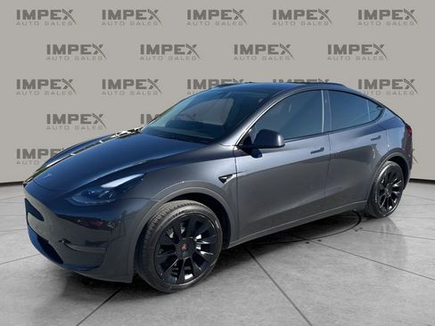 Used 2024 Tesla Model Y Standard Range image 1