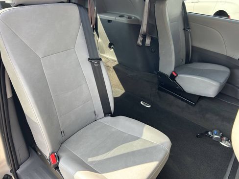 Used 2020 Toyota Sienna L FWD image 28