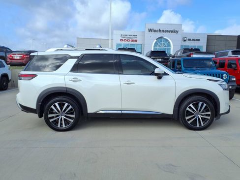 Used 2023 Nissan Pathfinder Platinum FWD image 5