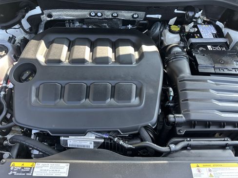 Used 2025 Volkswagen Tiguan SE AWD/4WD image 10