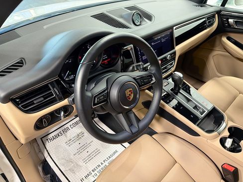 Used 2025 Porsche Macan image 4