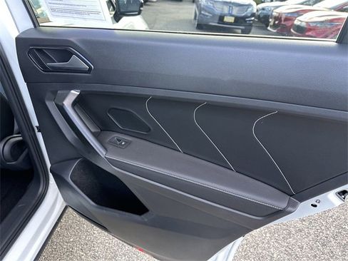 Used 2023 Volkswagen Tiguan SE R-Line image 39