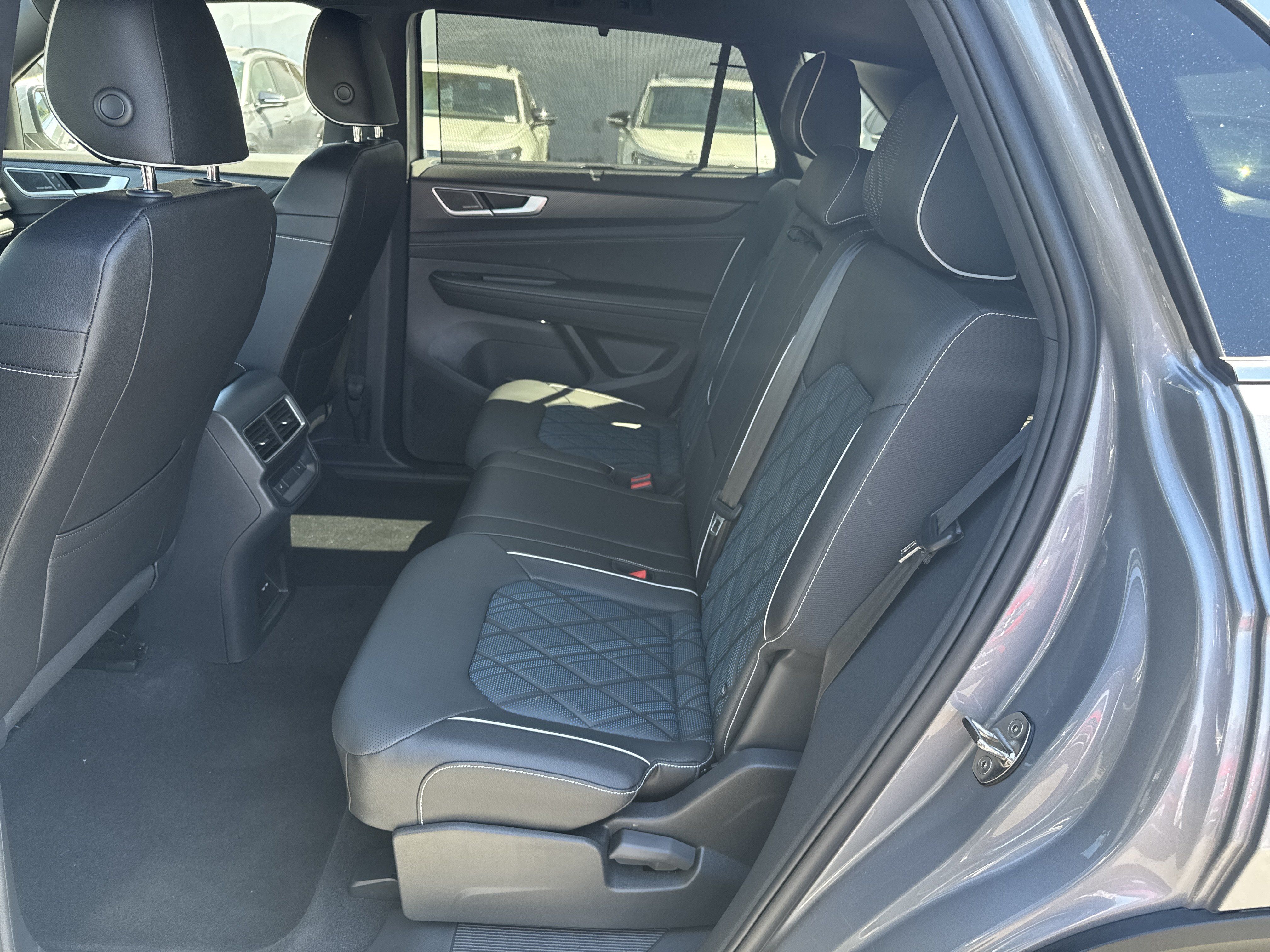 Used 2025 Volkswagen Atlas Cross Sport SEL Premium R-Line AWD/4WD image 31