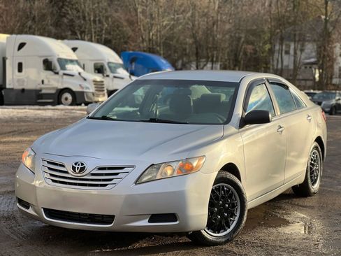 Used 2009 Toyota Camry LE FWD image 2