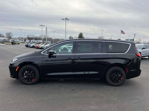 New 2025 Chrysler Pacifica Select image 4