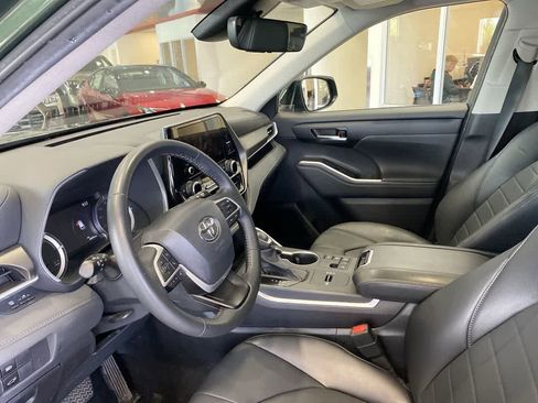 Used 2023 Toyota Highlander XLE AWD/4WD image 17
