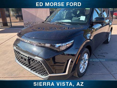 Used 2025 Kia Soul LX FWD image 2