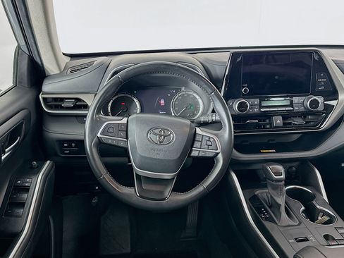 Used 2024 Toyota Highlander XLE FWD image 17