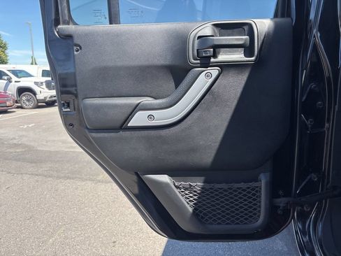 Used 2017 Jeep Wrangler Unlimited Rubicon w/ Cold Weather Group AWD/4WD image 20