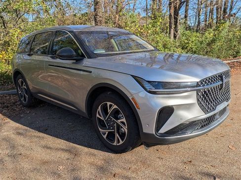 Used 2024 Lincoln Nautilus Premier image 8