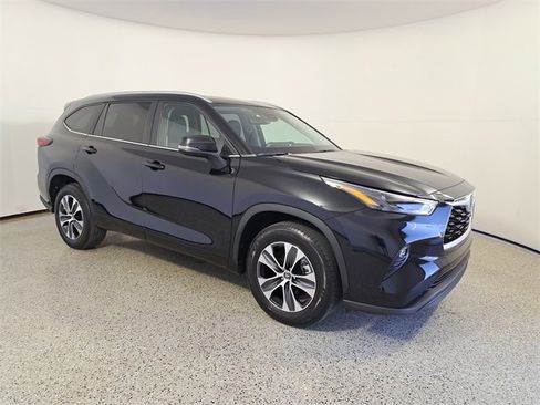 Used 2023 Toyota Highlander XLE image 4