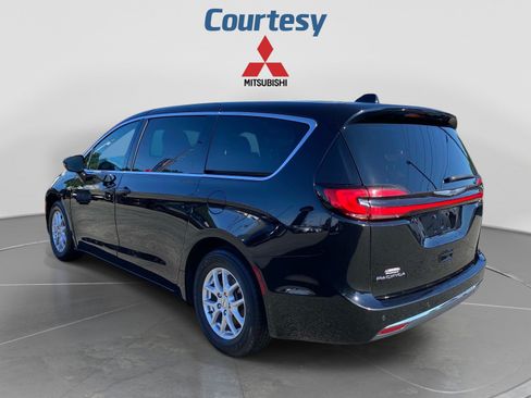 Used 2025 Chrysler Pacifica Select FWD image 3
