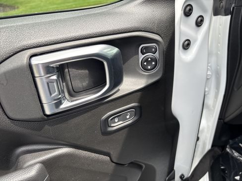 Used 2025 Jeep Gladiator Sport AWD/4WD image 16