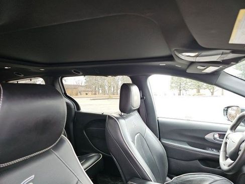 Used 2025 Chrysler Pacifica Limited FWD image 13
