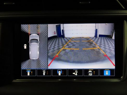 Used 2021 GMC Yukon XL Denali w/ Denali Premium Package image 11