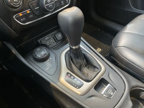 Used 2017 Jeep Cherokee High Altitude AWD/4WD image 30