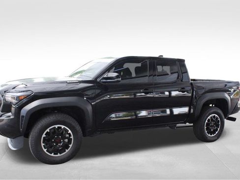 Certified 2025 Toyota Tacoma TRD Off-Road w/ TRD Off Road Upgrade Package AWD/4WD image 12