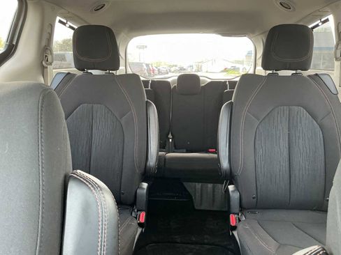 Used 2017 Chrysler Pacifica Touring Plus w/ Tire & Wheel Group FWD image 26