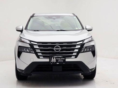 Used 2024 Nissan Rogue SV image 4