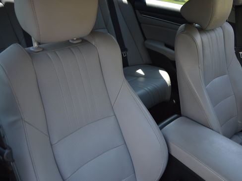Used 2018 Honda Accord Touring image 32