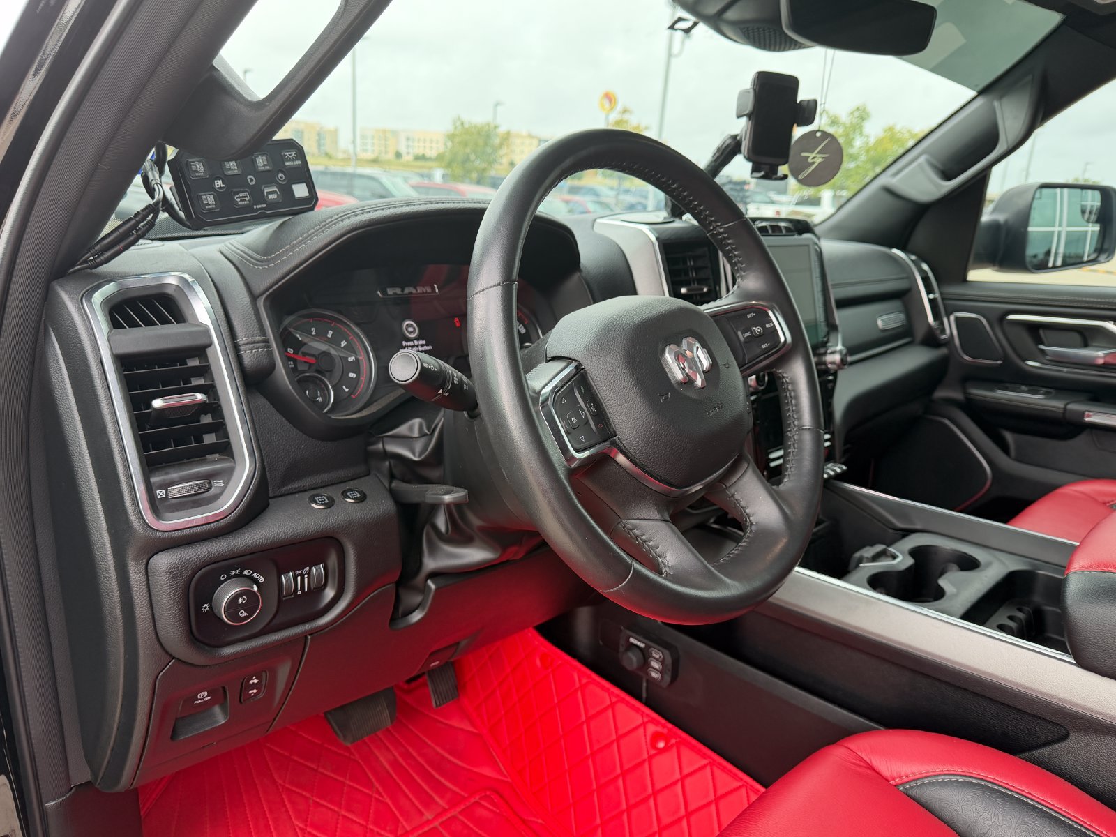 Used 2024 RAM 1500 Laramie AWD/4WD image 3