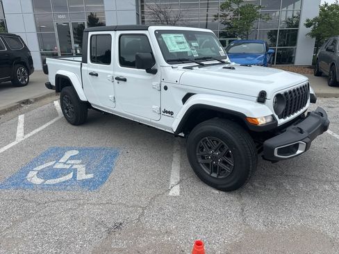 New 2025 Jeep Gladiator Sport image 40