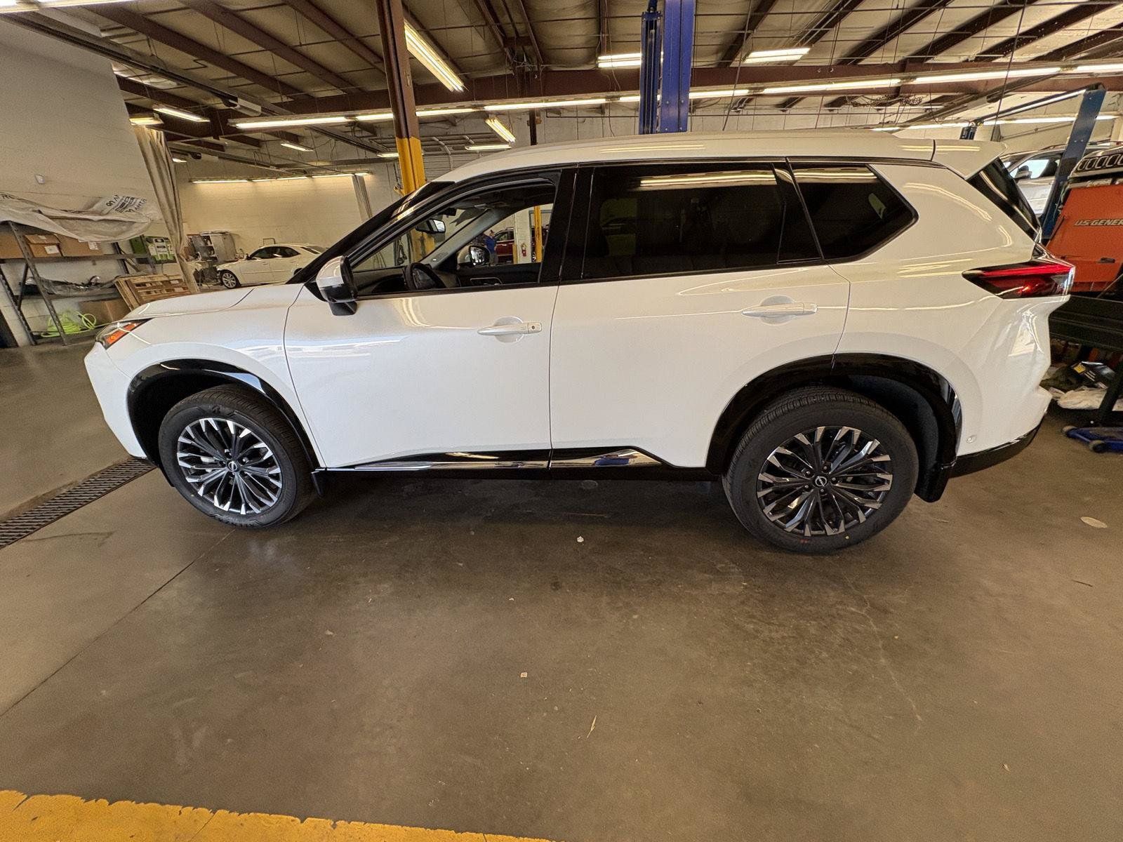 Used 2026 Nissan Rogue Platinum w/ Tech Package AWD/4WD image 2