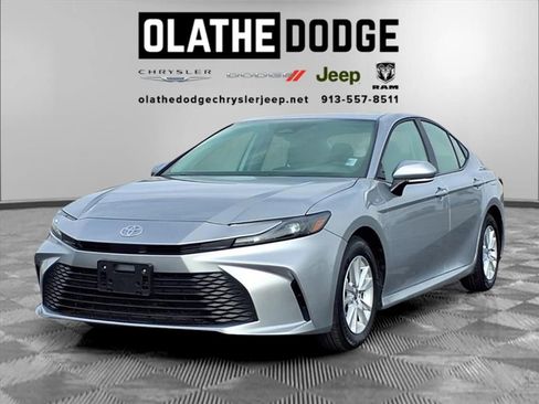 Used 2025 Toyota Camry XLE image 1