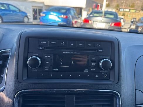Used 2017 Dodge Grand Caravan SE FWD image 17