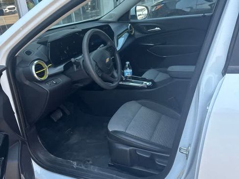 Used 2025 Chevrolet Trax LT FWD image 11