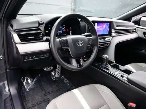 Used 2025 Toyota Camry SE AWD/4WD image 13