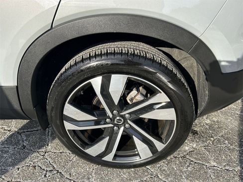 Certified 2024 Volvo XC40 B5 Plus w/ Protection Package Premier image 11