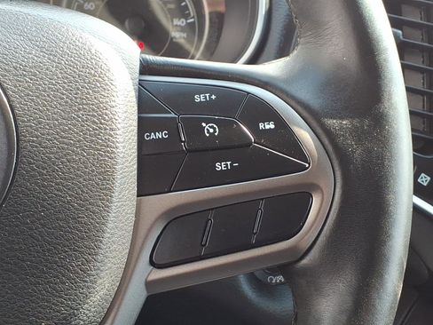 Used 2019 Jeep Cherokee Latitude Plus w/ Cold Weather Group AWD/4WD image 22