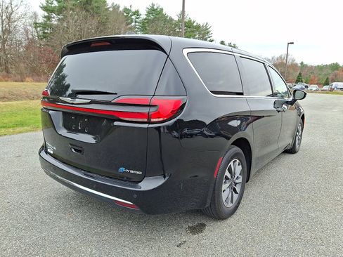 Used 2024 Chrysler Pacifica Select image 11