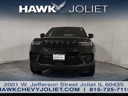 Used 2024 Jeep Grand Cherokee Altitude AWD/4WD image 4
