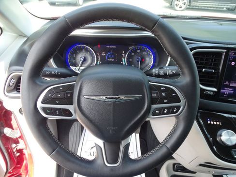Used 2024 Chrysler Pacifica Touring-L FWD image 14