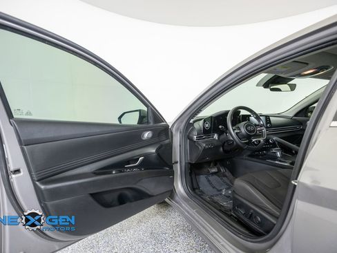 Used 2021 Hyundai Elantra SEL w/ Convenience + Premium Package FWD image 9