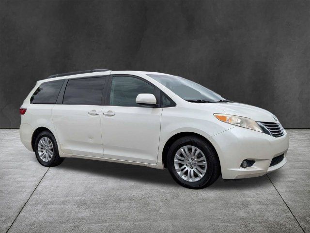 Used 2017 Toyota Sienna XLE Premium FWD image 2